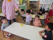 写真：おやつを食べる2歳児