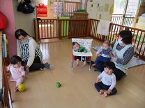 写真：お部屋で遊ぶ0歳児