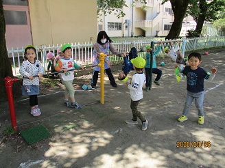 園庭で遊んでいる様子の写真