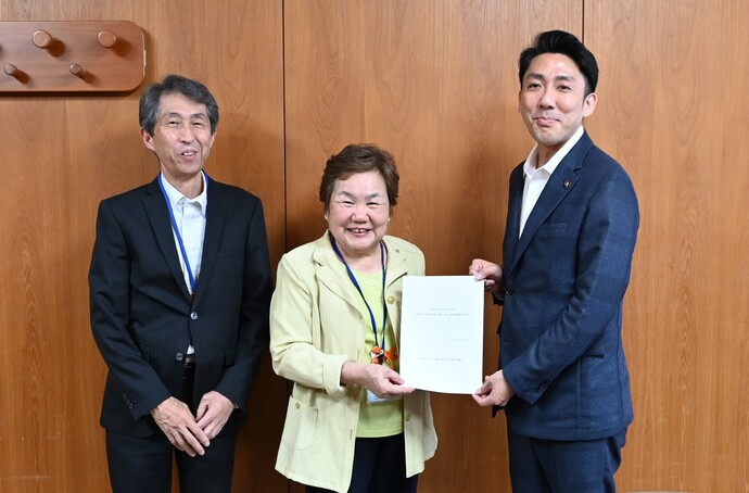 写真：令和7年5月28日　市長へ報告書を提出