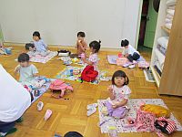 お弁当を食べている子供の写真