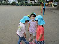 みんなで遊びの相談をしている子供の写真