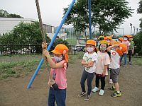 公園で遊ぶ5歳児の写真