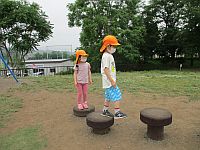 公園で遊んでいる5歳児の写真