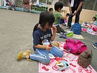 お弁当を食べている5歳児の写真2