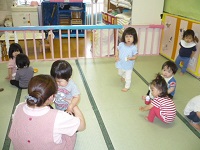 1歳児りす組の子どもたちが部屋で遊んでいる写真