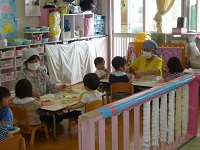 1歳児りす組が給食を食べている写真