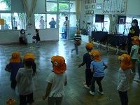 5歳児らいおん組がバスケット教室の用意を見てもらっている写真