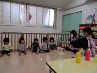 1歳児室で誕生会をしている写真です。