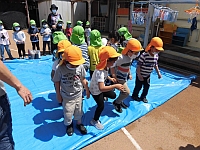 肥料を混ぜたものを子どもたちが踏んでいる写真