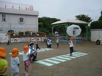 5歳児らいおん組が横断歩道を渡る練習をしている写真