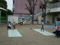 4歳児ぞう組が横断歩道を渡る練習をしている写真