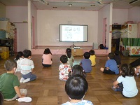 5歳児らいおん組が不審者訓練でDVDを見ている写真
