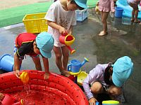 4歳児の水遊びの写真3