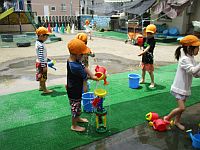 5歳児の水遊び　水車を2段重ねにした写真