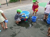 3歳児の水遊びの写真2