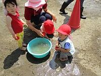 1歳児が遊んでいるところの写真