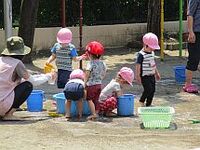 2歳児の泥んこ遊びの写真