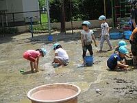 4歳児の泥んこ遊びの写真