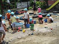 4歳児の泥んこ遊びの写真