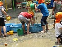 5歳児の泥んこ遊びの写真