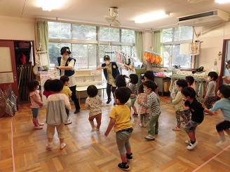 3歳児こあら組のお誕生日会の様子の写真