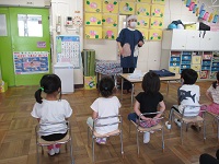 栄養士の話を聞く子どもたちの写真