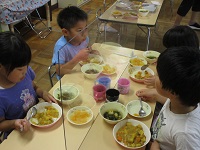 カレーライスの食事をしている写真