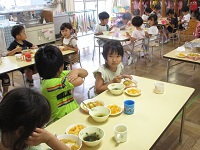 カレーライスの食事をしている写真