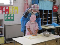4歳児調理活動の写真です。