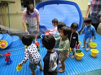 2歳児クラスの水遊びの写真です。