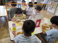 カレーを食べる写真です。