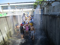 5歳児らいおん組が第八小学校のシャワーを浴びている写真
