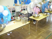 5歳児らいおん組が包丁で調理している写真