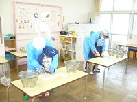4歳児ぞう組が包丁で調理活動をしている写真