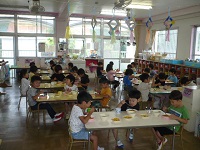 4歳児ぞう組がカレーライスを食べている写真