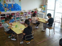 5歳児らいおん組がカレーを食べている写真