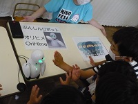 5歳児らいおん組がぶんしんロボットオリヒメと交流している写真