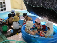 1歳児りす組がプール遊びをしている写真