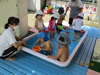 2歳児うさぎ組がプール遊びをしている写真