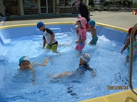 3歳児こあら組がプール遊びをしているいる写真