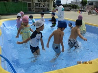 4歳児ぞう組がプール遊びをしている写真