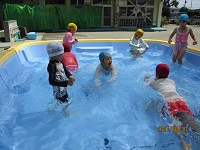 5歳児らいおん組がプール遊びしている写真