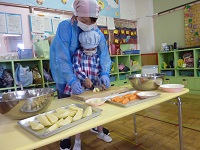 野菜を切る子どもの写真1