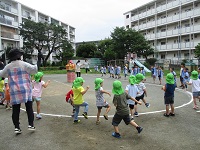 盆踊りを踊っている写真