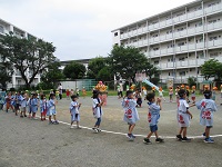 盆踊りを踊っている写真