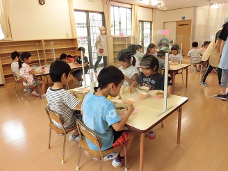 会食の様子の写真