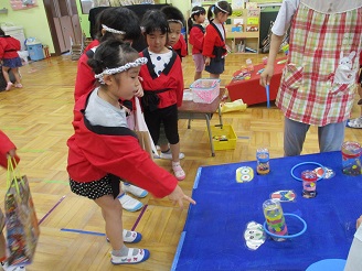 夏まつりコーナーであそんでいる様子の写真