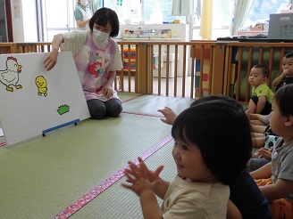 1歳児7月の誕生日会の様子の写真