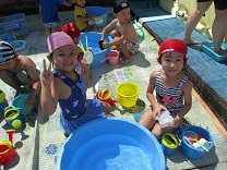 写真：4歳児の水あそび